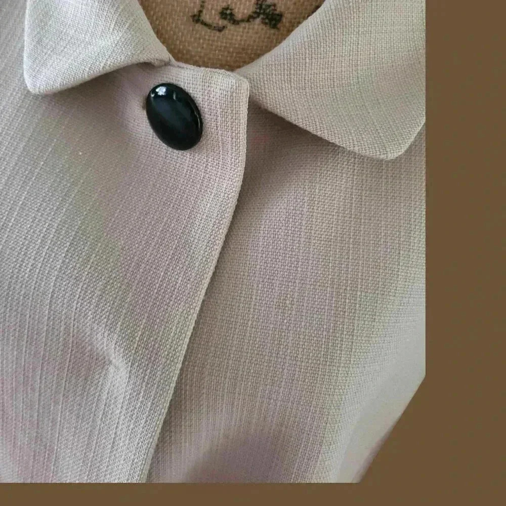 Jackie O. Cropped Blazer jacket in tan - Picture 5 of 6